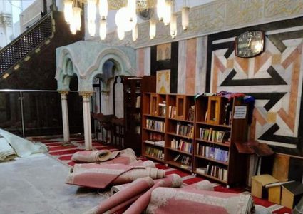 مستوطنون يدنسون الحرم الإبراهيمي، ويزيلون السجاد من القاعة الإسحاقية خلال أعيادهم، بينما أدى المواطنون الصلاة على البلاط الذي فرشت عليه حصائر خفيفة