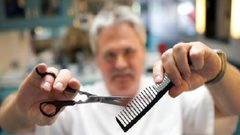 تركيا: حلاق يدلل زبائنه بوسائل تسليه متعددة لتجنب شعورهم بالملل