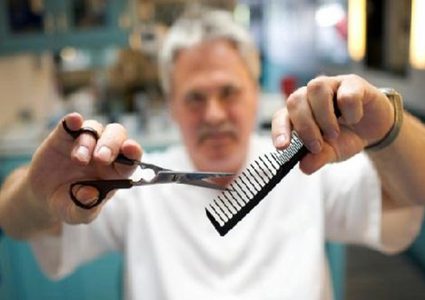 تركيا: حلاق يدلل زبائنه بوسائل تسليه متعددة لتجنب شعورهم بالملل