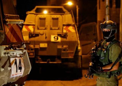 قوات الاحتلال تشن حملة اعتقالات بالضفة وتسرق مبالغ مالية