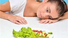 اخصائية تغذية تكشف العلاقة بين "الاكتئاب الخريفي" والغذاء السليم