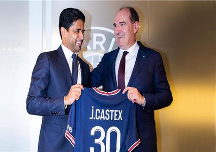 الخليفي يهدي قميص ميسي لرئيس الوزراء الفرنسي