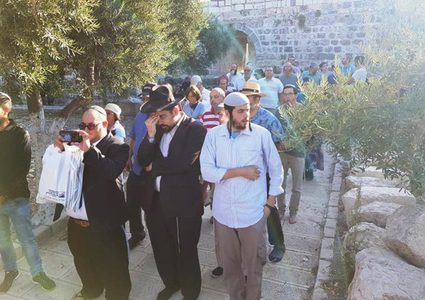 عشرات المستوطنين يقتحمون باحات المسجد الأقصى