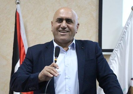 محافظ جنين يعود جرحى المواجهات مع الاحتلال