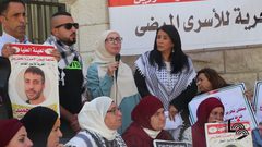 البيرة: عتصام أهالي الأسرى أمام الصليب الأحمر