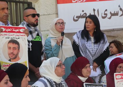 البيرة: عتصام أهالي الأسرى أمام الصليب الأحمر