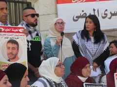 البيرة: عتصام أهالي الأسرى أمام الصليب الأحمر