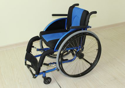 محافظ جنين يسلم كراسي متحركة لذوي إعاقة وجهاز غسيل كلى