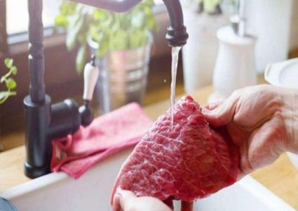هل يجب غسل اللحوم قبل الطهي ؟