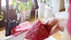 هل يجب غسل اللحوم قبل الطهي ؟