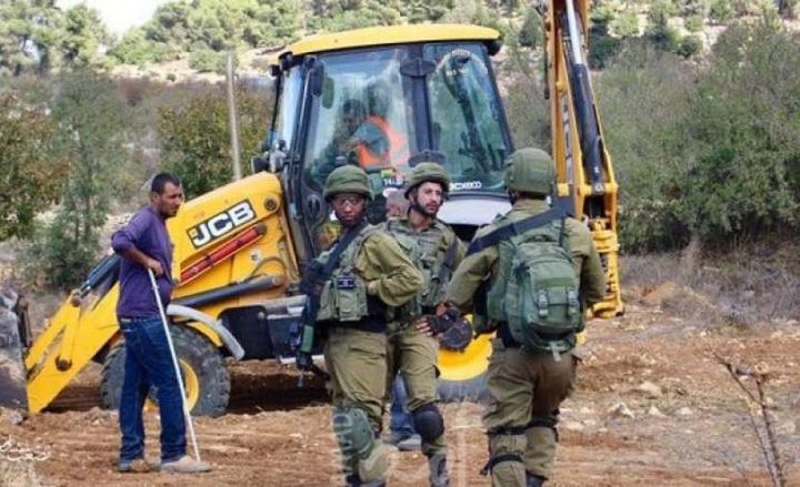 الاحتلال يستولي على جرافة ويمنع أعمال تأهيل شارع في اللبن الشرقية