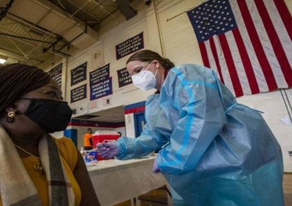 أميركا تجيز إعطاء جرعة ثالثة من لقاح "فايزر" للمسنّين