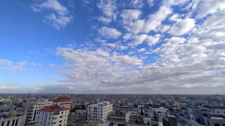 أجواء غائمة جزئيا فوق معظم المناطق وفرصة لسقوط الأمطار