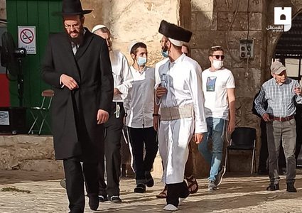 مئات المستوطنين يقتحمون الأقصى بمجموعات متتالية