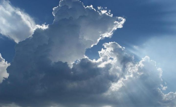 الطقس : أجواء غائمة جزئياً و أمطار خفيفة فوق بعض المناطق