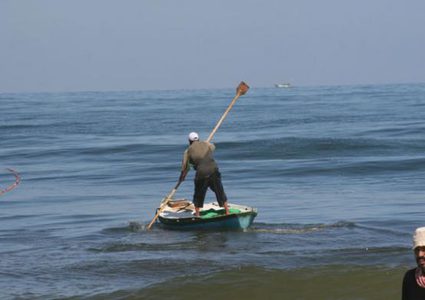 وفاة صياد غرقا بعد انقلاب مركبه في بحر دير البلح
