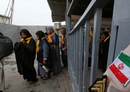 إصابة 40 إيرانيا بسبب التدافع خلال محاولتهم الدخول إلى العراق
