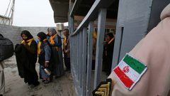 إصابة 40 إيرانيا بسبب التدافع خلال محاولتهم الدخول إلى العراق