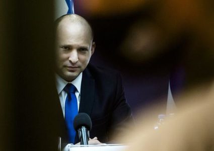 بينيت يقرر عدم فرض قيود على التجمهرات داخل الأماكن المغلقة