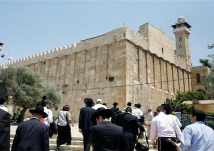 مستوطنون يقتحمون الحرم الإبراهيمي في الخليل