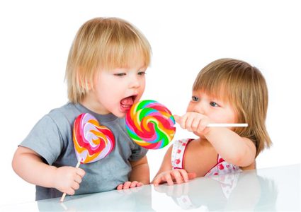 أخصائية تغذية توضح أضرار تناول الأطفال للسكريات.. نصائح مهمة للأم