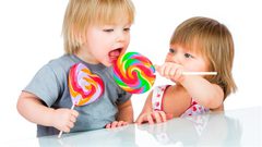 أخصائية تغذية توضح أضرار تناول الأطفال للسكريات.. نصائح مهمة للأم