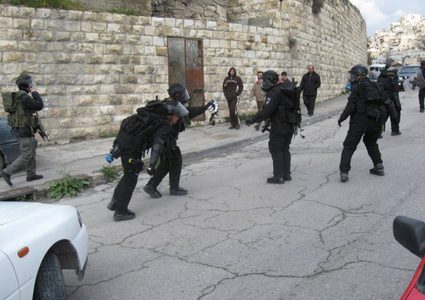 الاحتلال يستهدف منزلا في قرية بيت عنان وأنباء عن شهيدين