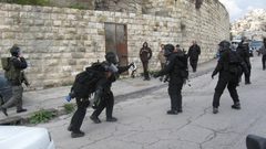 الاحتلال يستهدف منزلا في قرية بيت عنان وأنباء عن شهيدين