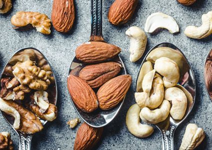 دراسة: المكسرات تساعد على نحت الخصر