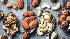 دراسة: المكسرات تساعد على نحت الخصر