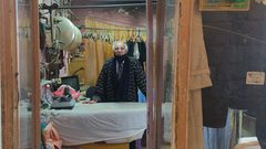 الحاج زبلح .. ما زال متمسكاً بمهنة يدهسها قطار التطور التكنولوجي