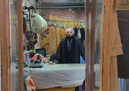 الحاج زبلح .. ما زال متمسكاً بمهنة يدهسها قطار التطور التكنولوجي