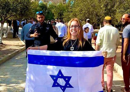 مئات المستوطنين يقتحمون الأقصى ويرفعون  علم "إسرائيل"