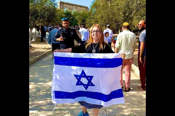 مئات المستوطنين يقتحمون الأقصى ويرفعون  علم "إسرائيل"