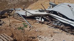 قوات الاحتلال تحاصر "بركسا" في عاطوف وتطالب مالكه بهدمه