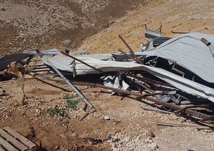 قوات الاحتلال تحاصر "بركسا" في عاطوف وتطالب مالكه بهدمه