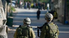 الخليل: الاحتلال يداهم عدة محال تجارية