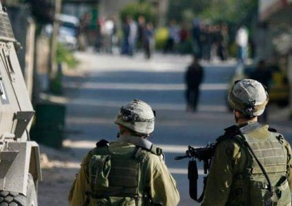 الخليل: الاحتلال يداهم عدة محال تجارية