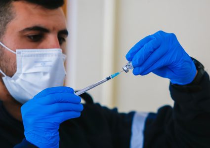 "إسرائيل" تدرس تطعيم الأطفال حتى سن الـ11 عامًا بلقاح كورونا