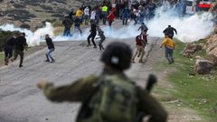 إصابة طفل بجراحٍ خطيرة باعتداءات مستوطنين بالخليل