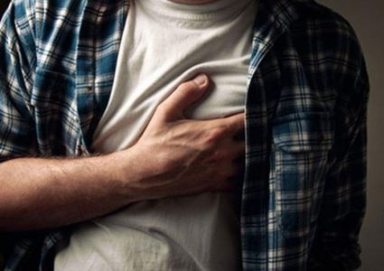 ما الذي  يجب فعله عند الاشتباه بحدوث نوبة قلبية ؟