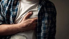 ما الذي  يجب فعله عند الاشتباه بحدوث نوبة قلبية ؟