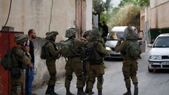 الاحتلال يداهم عدة محال تجارية في الخليل