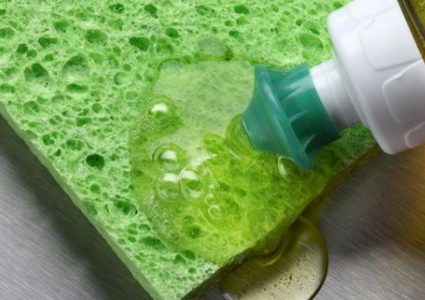 قلقيلية: إفشال عملية تصنيع وتسويق "سائل جلي" مزوّر