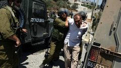 الاحتلال يعتقل مواطنين من بيتا جنوب نابلس