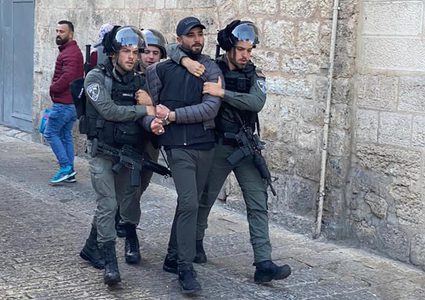 قوات الاحتلال تعتقل شابا قرب باب حطة بالقدس