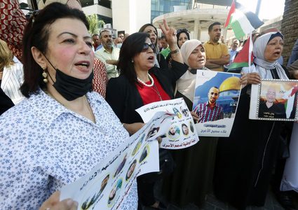 وقفة اسنادية للأسرى المضربين عن الطعام في قرية الطبقة