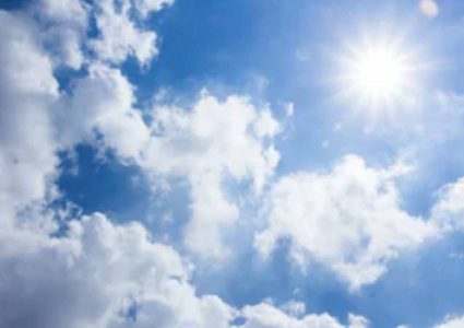 الطقس : أجواء غائمة جزئياً و درجات الحرارة معتدلة