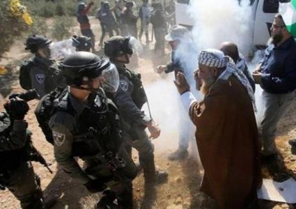 الاحتلال يقمع مسيرة منددة بالاعتداء على المواطنين في مسافر يطا