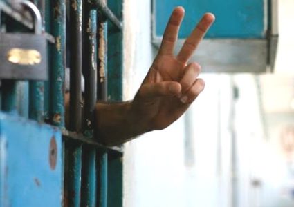 سبعة أسرى يواصلون إضرابهم عن الطعام رفضا لاعتقالهم الإداري